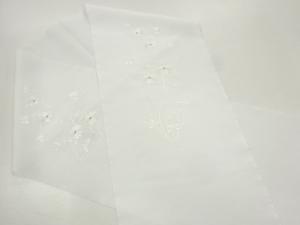 地紙に花模様刺繍半衿